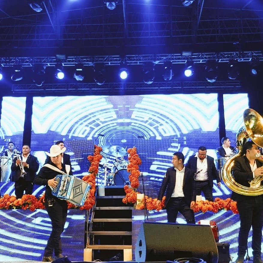 El cantante de regional mexicano recibió el citatorio de la fiscalía el pasado viernes 15 de febrero, cuando las autoridades aprovecharon que se encontraba en el Auditorio Telmex para un concierto, dijo el fiscal de Jalisco, Octavio Solís Gómez.
<br>