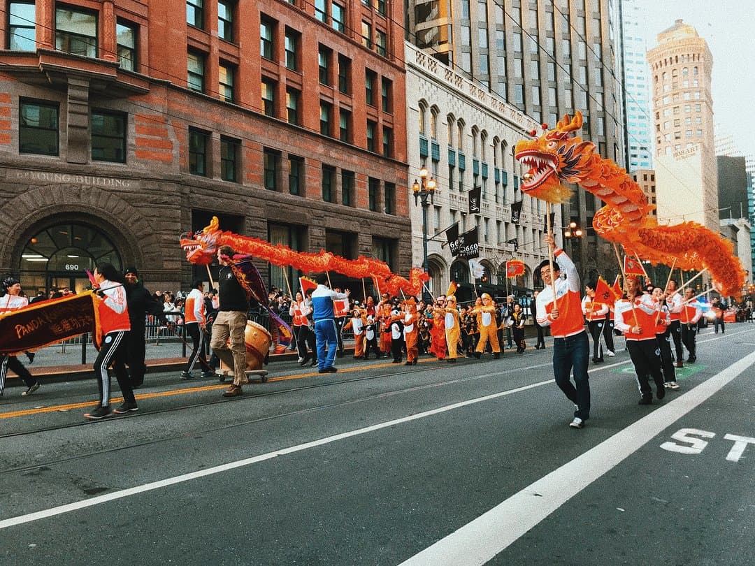 Durante el desfile del Año Nuevo Lunar, se podrá apreciar un desfile con carrozas, elaborados disfraces, feroces leones y se tronarán petardos.