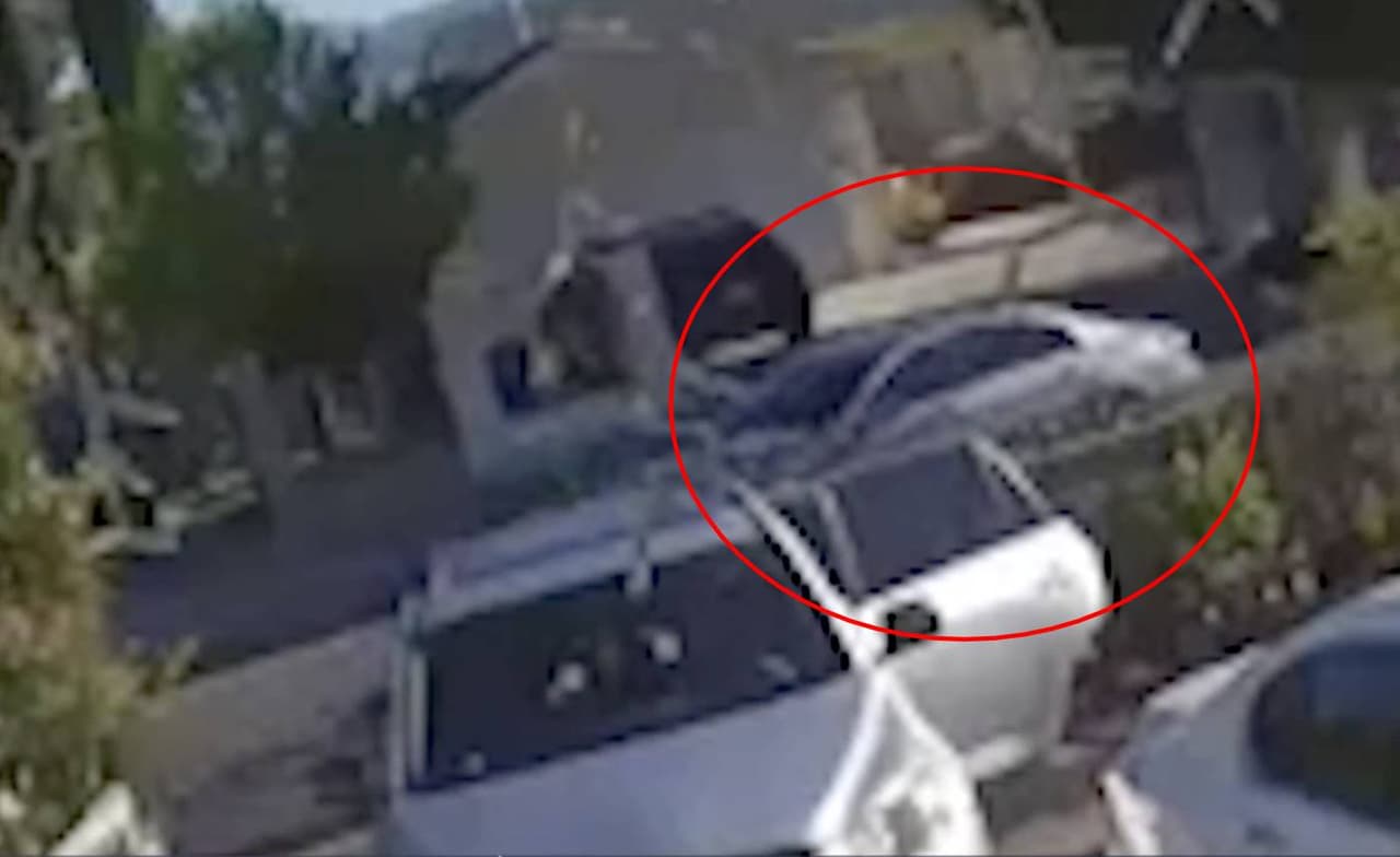 Después de dispararle en múltiples ocasiones, el sospechoso escapa en un carro gris.