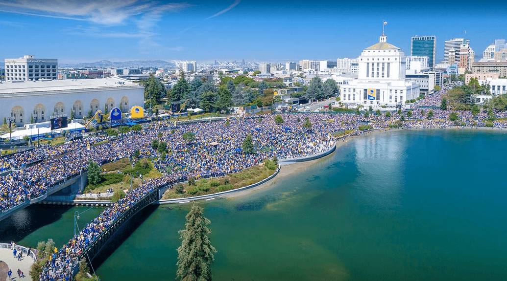 En el condado de
<b>Alameda</b>, el precio promedio de una casa en
<b>venta es de $1,109,000</b>. Esto significa que para adquirir una vivienda se necesitan al menos
<b>$202,000 de salario y el pago mensual sería de 5.050 dólares.</b>