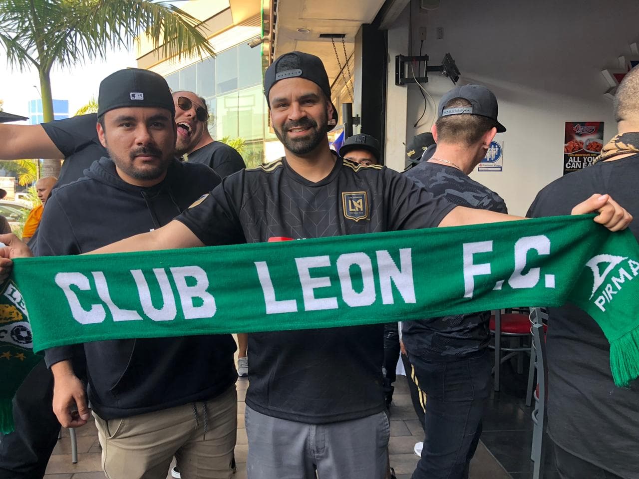 Muy prendida y animada la afición angelina, poniendo el color en León para alentar al LAFC.