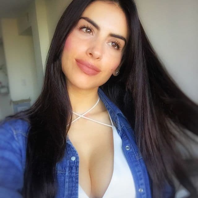 Disfruta de la belleza al natural de la sensual Jessica.