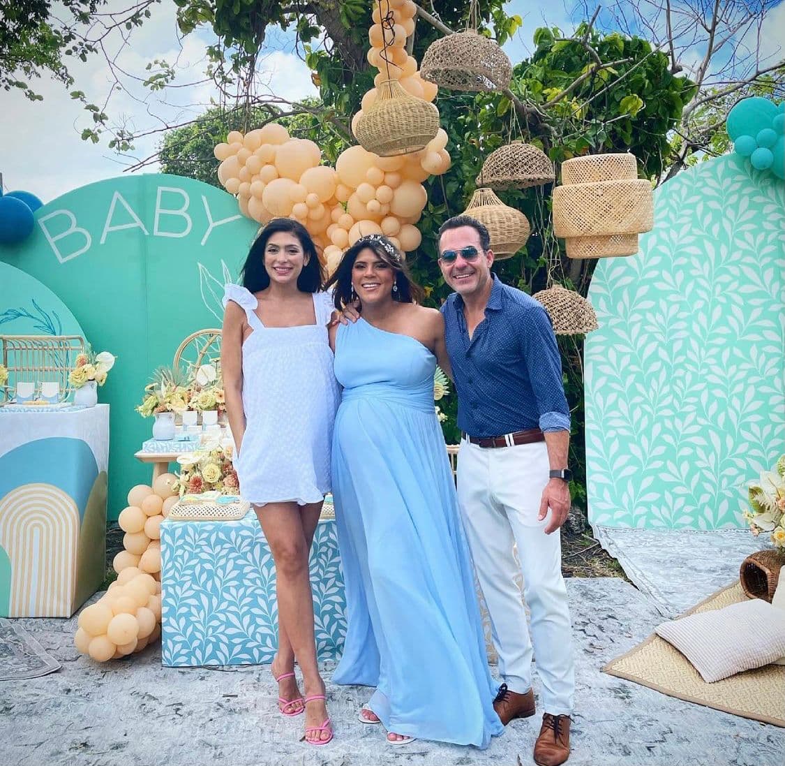 Con unos pantalones blancos y camisa azul, Carlos Calderón estuvo presente junto con su prometida Vanessa Lyon, quien lucía muy guapa en un mini vestido blanco.