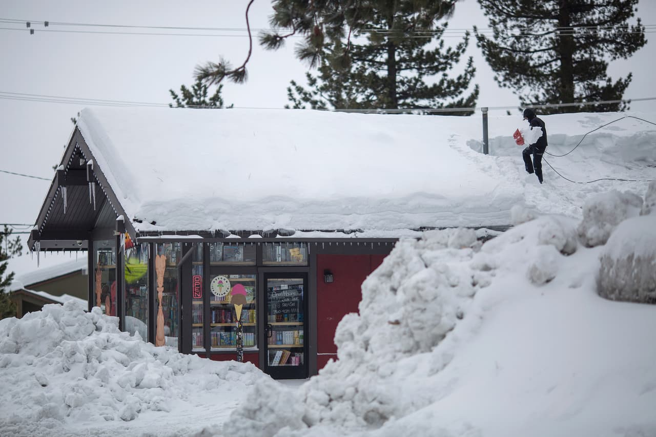 La cantidad de nieve continúa aumentando en el poblado de Mammoth Lakes, a 330 millas de San Francisco, tras el paso de varias tormentas a lo largo de California.