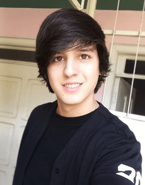 Está aprendiendo a tocar guitarra.