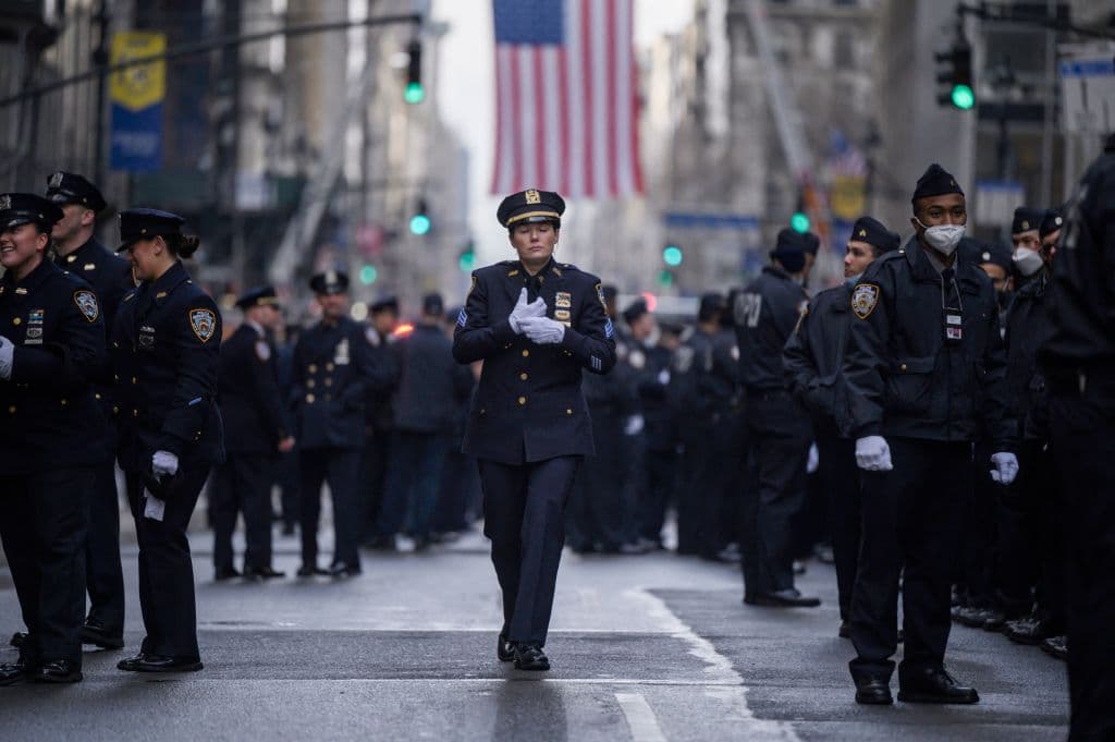 El agente se había enlistado en la donación de órganos,
<a href="https://www.univision.com/local/nueva-york-wxtv/un-familiar-y-otros-pacientes-recibieron-la-donacion-de-organos-del-oficial-wilbert-mora-asesinado-en-nueva-york-video" target="_blank">salvó la vida de cinco personas al morir, </a>e stampando en el corazón incluso de los que no le conocieron, su gran ejemplo y bondad.
<br>