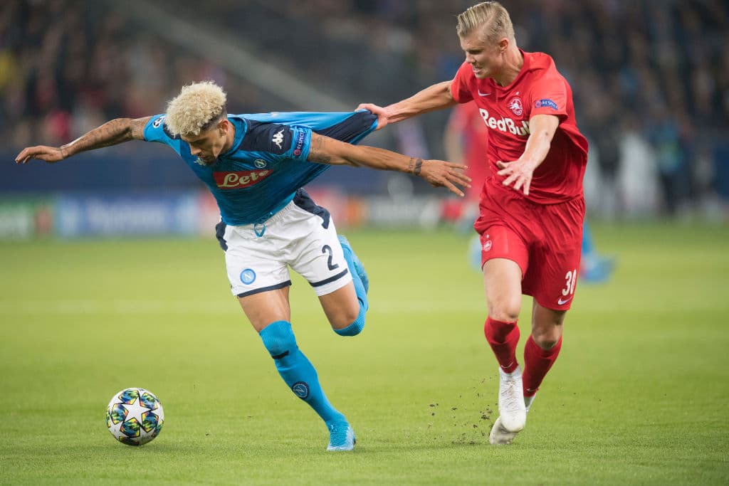 El Napoli derrota 2-3 al Red Bull Salzburg con goles de Mertens (2) e Insgine; por los locales descontó Haland (2).