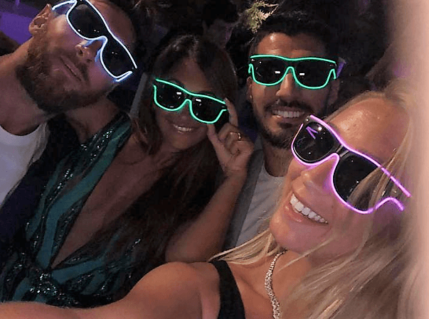 Lionel Messi y Luis Suárez en un centro nocturno con sus respectivas esposas pasándola de lujo. Disfruten, las vacaciones están acabándose.