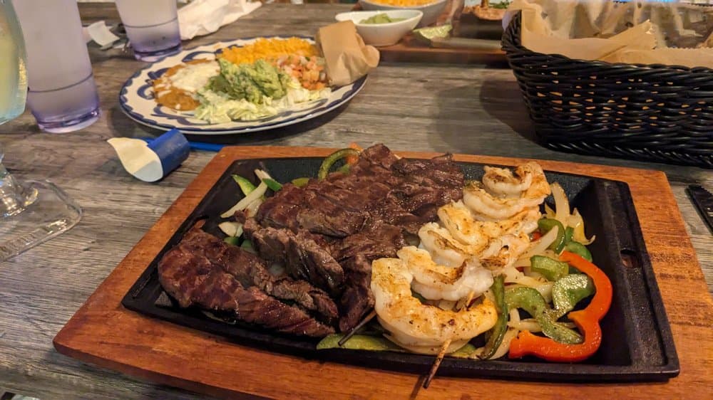 <b>La Victoria</b>
<br>Dirección: 2025 Rennaisance Park Pl. Cary, NC. 27513
<br>Teléfono: (919) 234-1276
<br>Sitio web:
<a href="https://www.lavictoriamex.com">https://www.lavictoriamex.com</a>
<br>
<b><a href="https://www.yelp.com/map/la-victoria-cary-2">Cómo llegar</a></b>
<br>
<br>Así se promocionan en Yelp: “Ven y disfruta de la mejor comida mexicana, vive la experiencia con el mejor ambiente familiar. Nuestros deliciosos platillos se preparan siguiendo las mejores recetas mexicanas, con ingredientes frescos de la mejor calidad”.