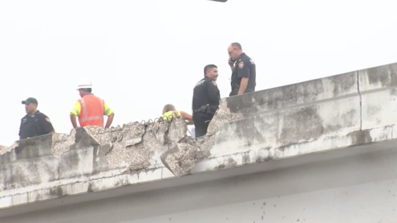 Las autoridades no han revelado la identidad del conductor del camión, aunque se presume que las condiciones del pavimento causaron que perdiera el control del vehículo.