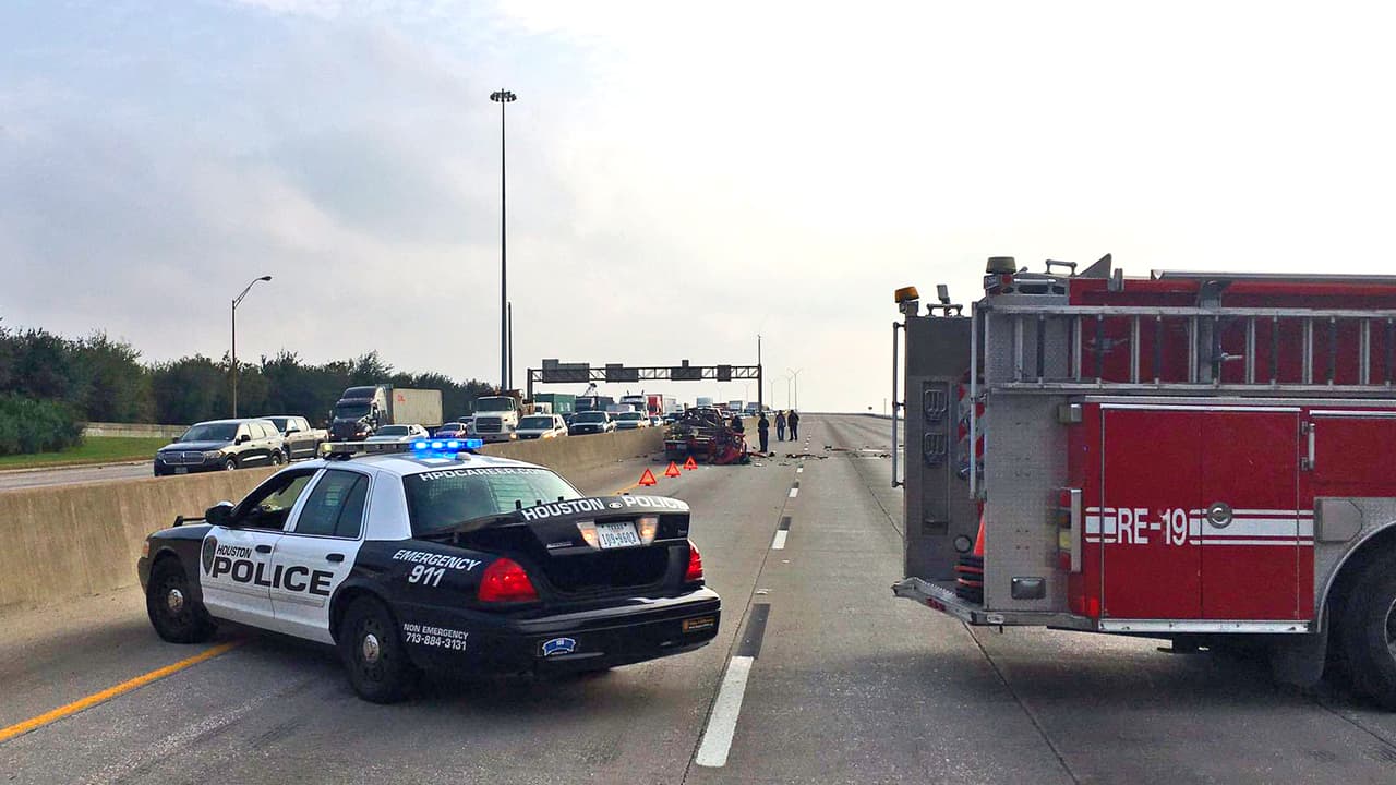 Autoridades reportan una persona muerta tras accidente en el periférico 610 East.