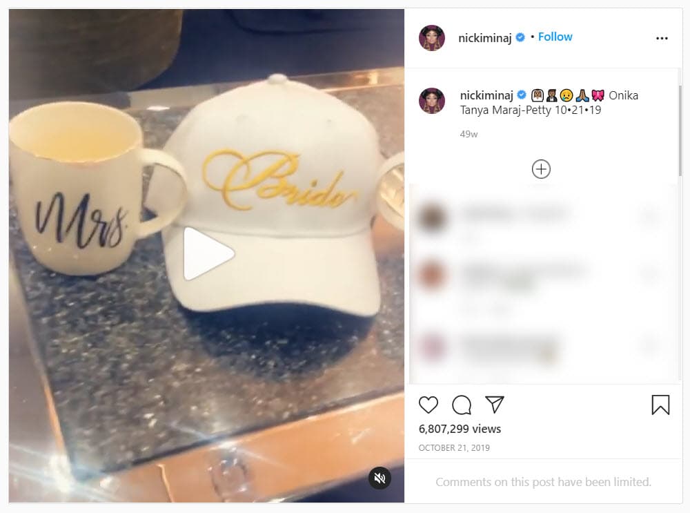 <b><a href="https://www.univision.com/famosos/berlin-recibe-a-la-excitante-nicki-minaj-de-cera-y-ya-empezaron-a-pecar-con-ella-como-en-las-vegas-fotos">Nicki Minaj</a> se casó en secreto con Kenneth Petty</b> el 21 de octubre de 2019, así lo compartió en Instagram con un breve video donde se aprecian gorras y tazas con palabras como "Sra.", "Sr.", "Novia", "Novio". Además de agregar su nombre de casada: "Onika Tanya Maraj-Petty".
<br>