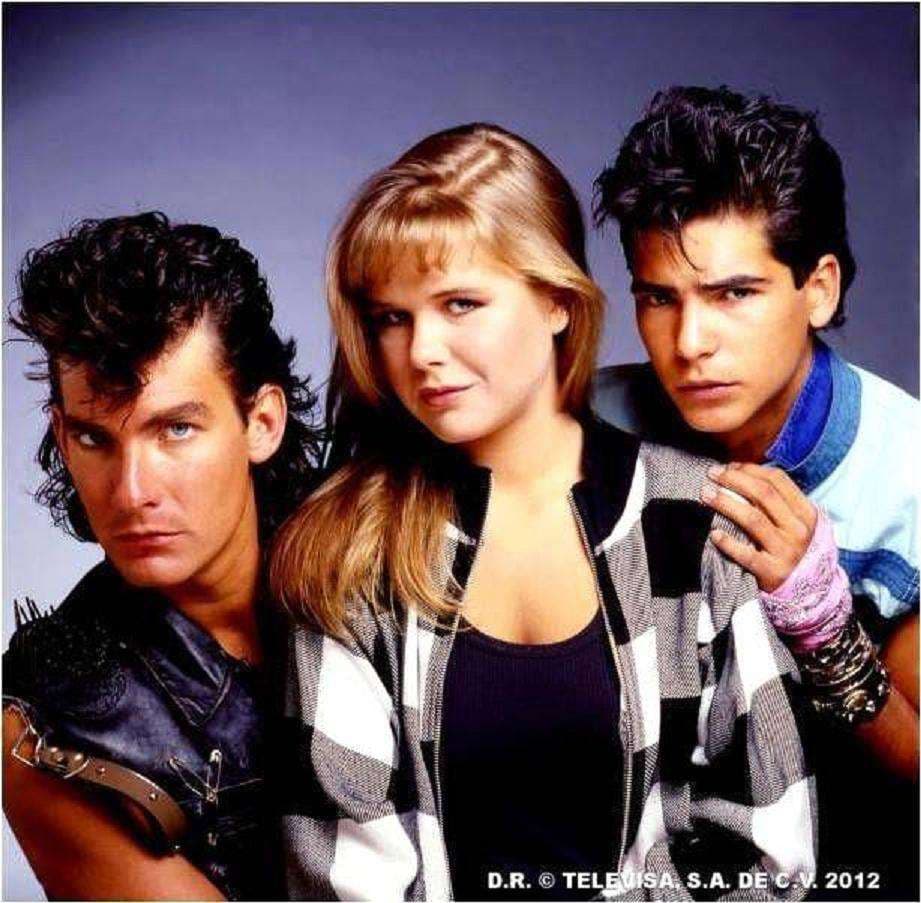 Nailea Norvind y Armando Araiza fueron los cómplices de Ligarde para cometer sus fechorías en la telenovela. La interpretación de Sebastián fue tan buena que en 1988 ganó el Premio TVyNovelas a Mejor Villano.