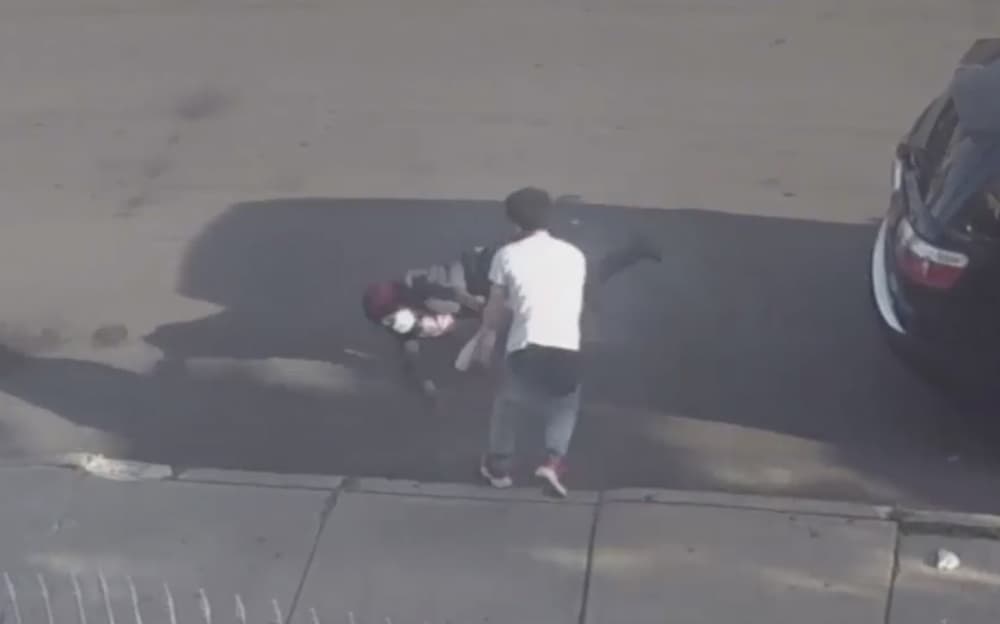 Violento robo a una mujer en Queens queda grabado, ahora la policía anda tras los sospechosos