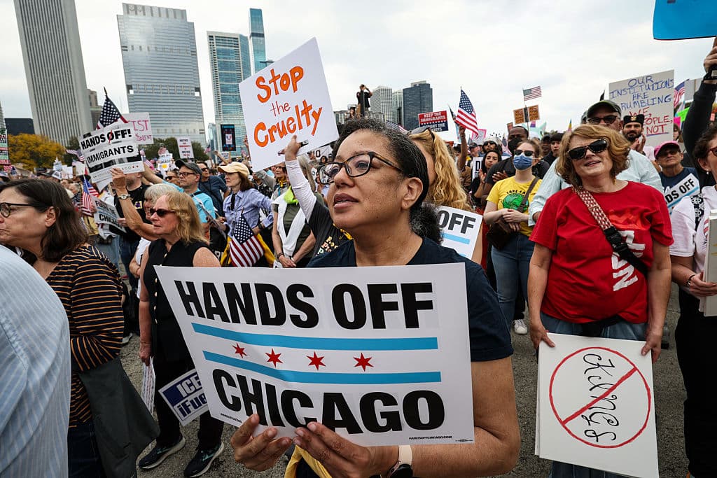 <b>Presencia policial discreta. </b>Agentes del Departamento de Policía de Chicago observan desde la distancia, algunos con bicicletas. Aunque su presencia es visible, no hay confrontación: el respeto mutuo entre manifestantes y autoridades marca la jornada.