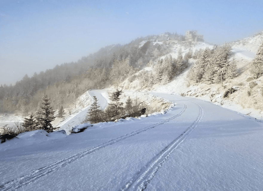 La nieve se hizo presente esta semana en las montañas de Carolina del Norte. Lugares como Grandfather Mountain, Boone, Blowing Rock y Lenoir han registrado nevadas tras las continuas precipitaciones y bajas temperaturas.