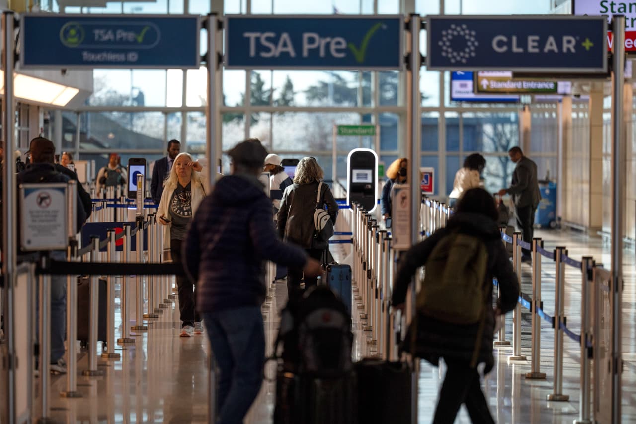 TSA restablece el acceso a las puertas de embarque para algunas personas sin billete de avión, 25 años después del 11-S
