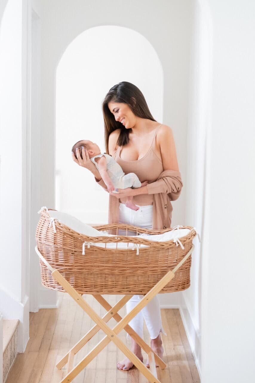 Pamela disfruta de la compañía de su bebé en casa.
