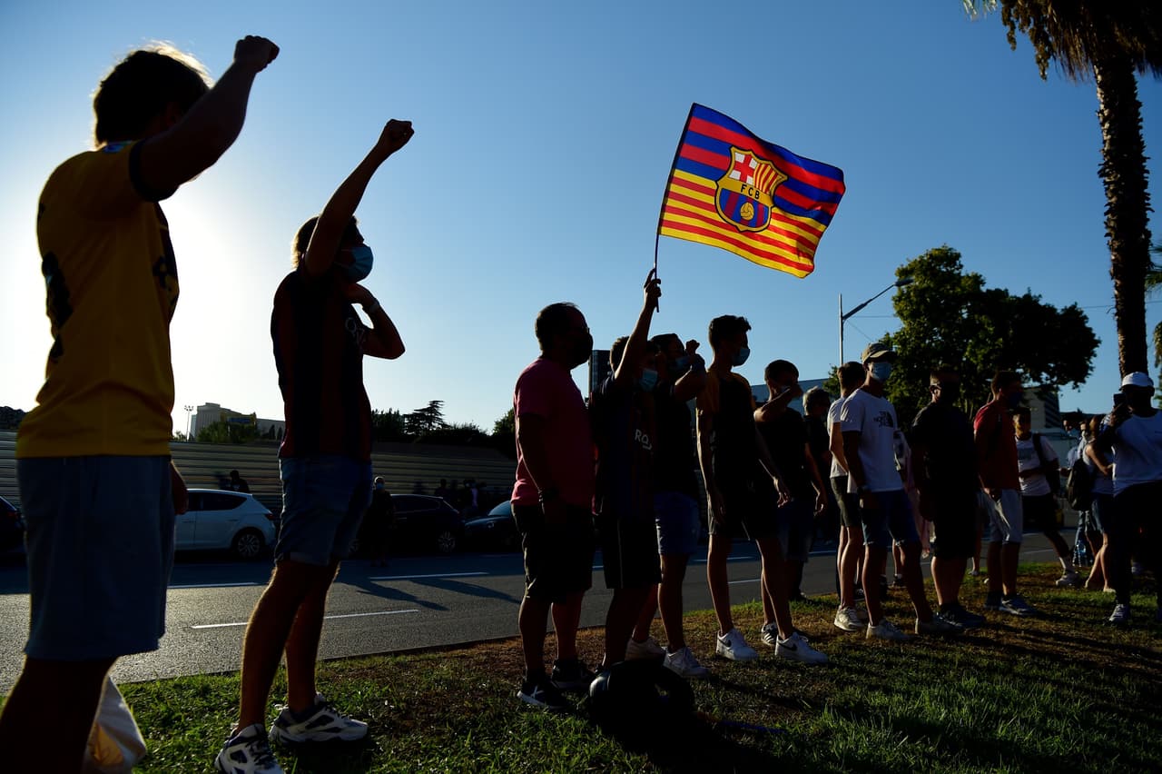 Fanáticos culés mostraron su descontento con la directiva blaugrana tras conocer el deseo de Lionel Messi de salir de la institución.