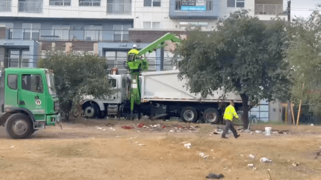 Las personas sin hogar se enfrentan a una fecha límite para empacar sus campamentos y salir en áreas que la ciudad considera peligrosas. Las personas que violen la ordenanza recibirán primero una advertencia, luego una citación, o podrían ser arrestadas si no cumplen.