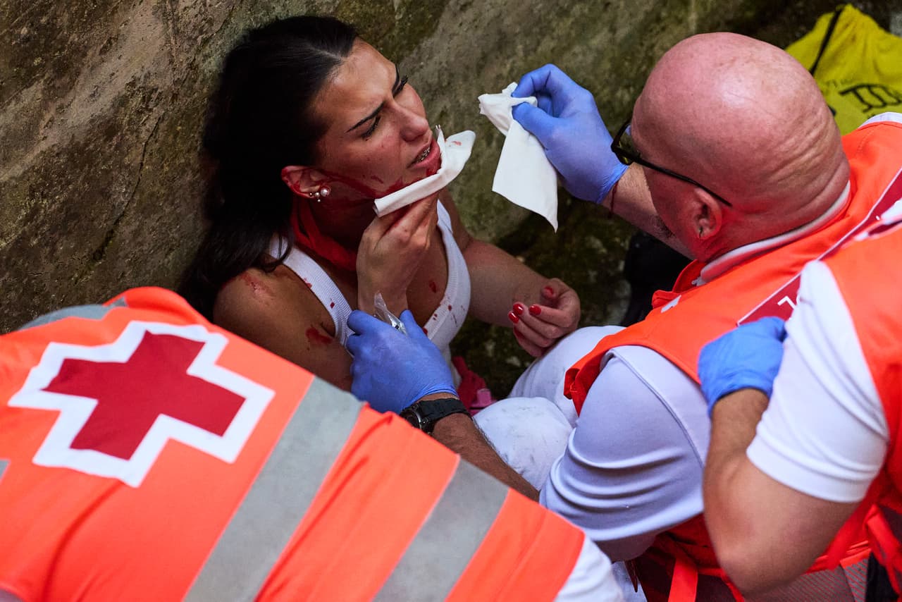 Una corredora resultó herida en la cara por un cuerno, mientras que otras 12 personas necesitaron atención médica por diversos golpes, según el Hospital Universitario de Navarra.