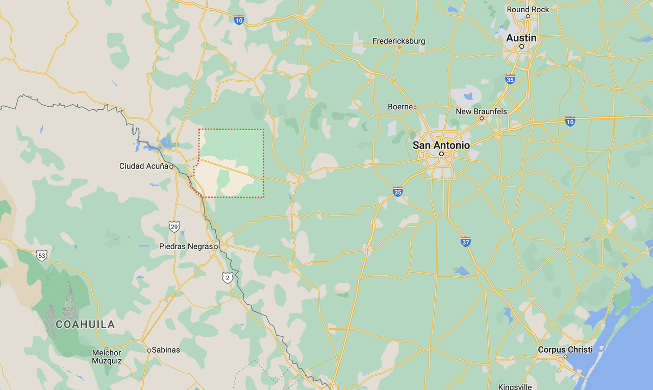 El condado de Kinney (en rojo) está a unas dos horas al oeste de San Antonio, en la franja fronteriza.