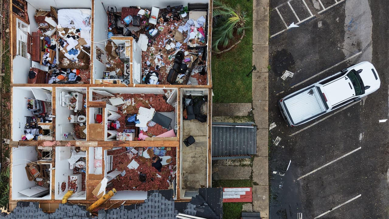 Un complejo de apartamentos cuyo techo quedó arrancado tras el paso del huracán Isaias en Milton, Florida, el sábado 10 de octubre de 2026.