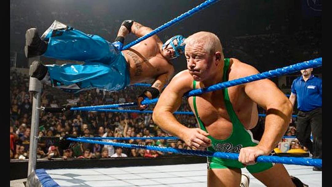 El irlandés Finlay (derecha) recibió más de una vez el "619", la movida característica de Mysterio en el cuadrilátero.