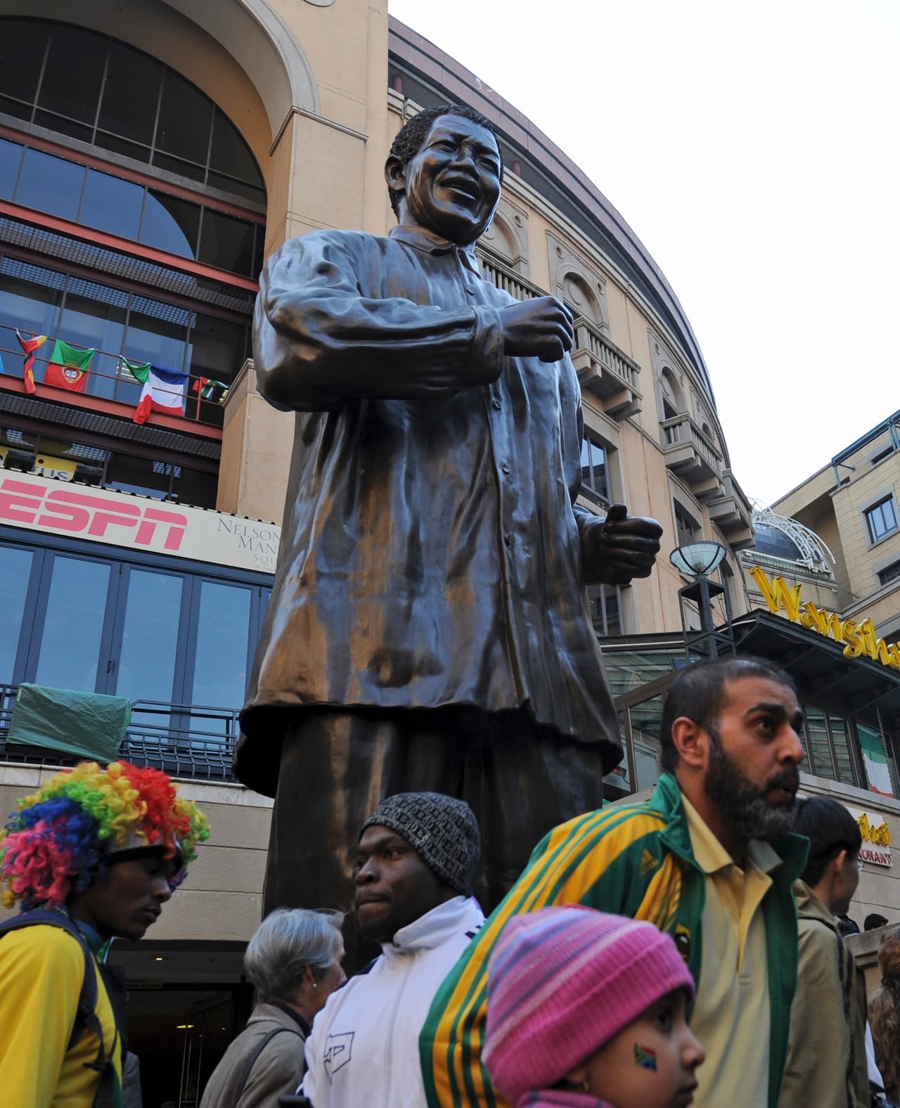 Fans de todo el mundo se reunian alrededor de uns estatua de Nelson Mandela. Un grupo de mexicanos ebrios acudieron a la estatua de noche. Uno de ellos decidió que era muy divertido disfrazar a la estatua con prendas mexicanas.