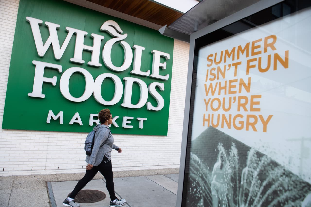 En un comunicado la empresa informó que están solicitando "que todos los clientes usen máscaras mientras compran en las tiendas para proteger la salud y la seguridad de los miembros del equipo y las comunidades. Whole Foods Market proporcionará máscaras faciales en la entrada de todas las tiendas para los clientes que no tienen su propia cobertura facial. Las tiendas continuarán siguiendo las ordenanzas locales con respecto al equipo de protección personal ".