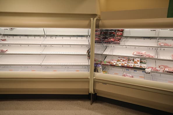 Las
<b>poblaciones vulnerables deben tener al menos dos semanas de alimentos no perecederos</b>, como productos enlatados, comidas congeladas, barras de granola, frutas secas y leche en polvo,
<b>pero</b> Rohde dijo que
<b> el público en general no debería preocuparse por abastecerse de tanta comida todavía.</b>