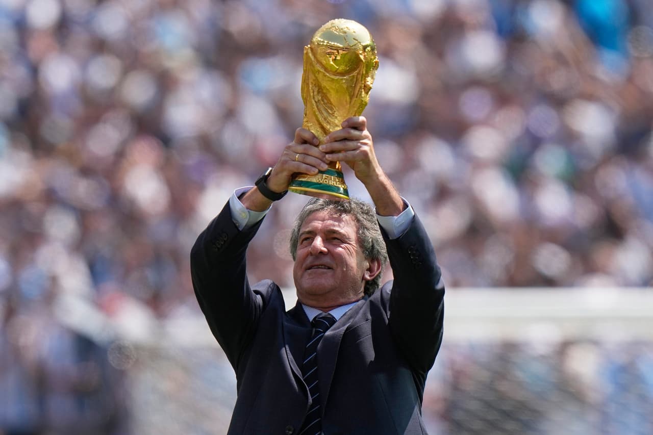 Mario Kempes lleva la Copa al inicio del partido.