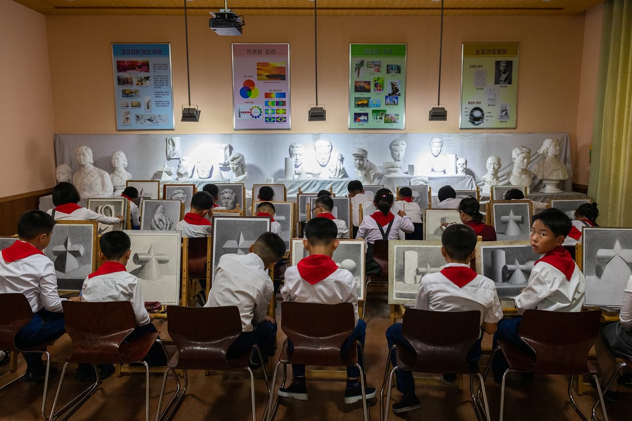 “Esta es una clase de arte donde los jóvenes estudiantes copian meticulosamente esculturas con una estética occidental que es popular en su país”, explica la editorial sobre esta foto.
<br>