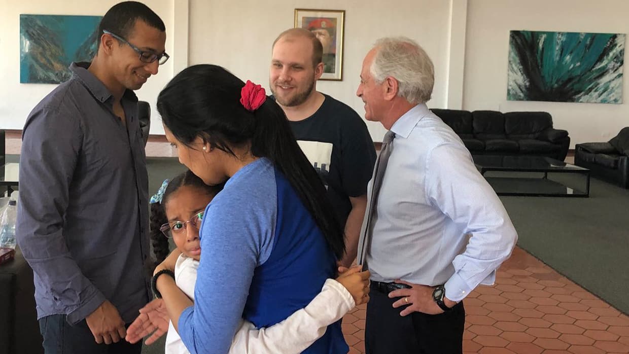 El estadounidense Joshua Holt fue liberado junto a su esposa, después de haber estado detenidos en Venezuela por dos años acusados de conspiración.
<br>