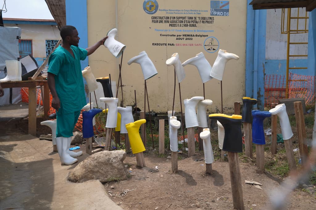 Trabajadores sanitarios del Congo luchan por mantenerse de pie mientras el ébola avanza más rápido que el rastreo