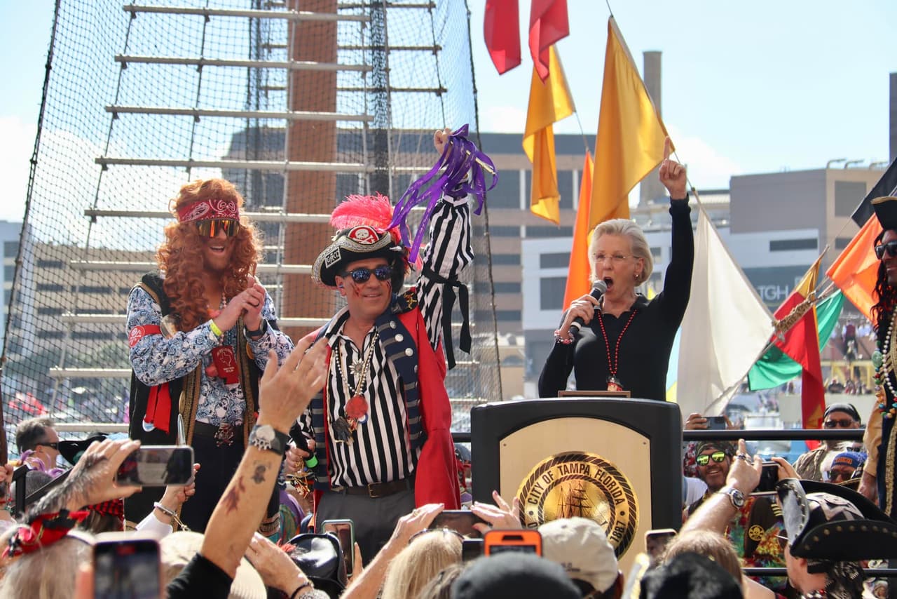 Los piratas llegaron a Tampa e intentaron robar la llave de la ciudad, pero fue hasta el sábado que la alcaldesa Jane Castor se la entregó al capitán del barco.