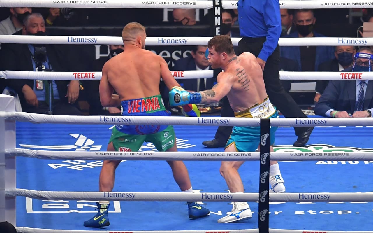 Saúl 'Canelo' Álvarez le dio una tunda al peleador británico, le cerró por completo un ojo y provocó que ya no saliera al noveno round después del castigo que recibió en 8 asaltos dominados por el mexicano.