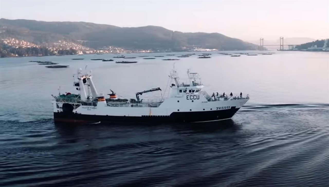Varios tripulantes de un pesquero español, en cuya tripulación figuran varios ciudadanos peruanos y españoles, fallecieron este martes tras el hundimiento del barco, que faenaba en las aguas canadienses de Terranova. En la imagen, vista del pesquero Villa de Pitanxo.
<br>