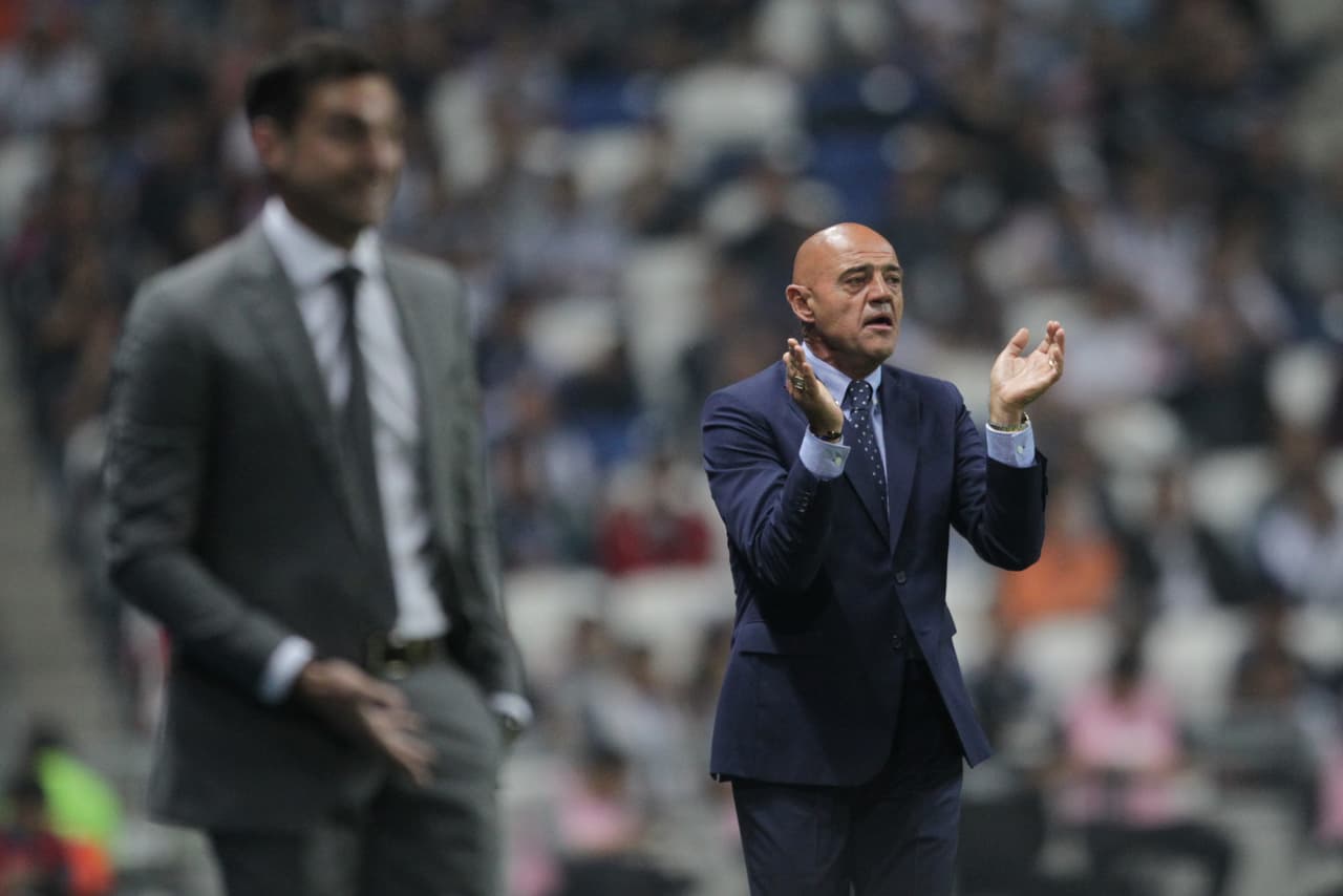 En primer plano Diego Alonso de Rayados y en el fondo, 'Chelis', estratega de Puebla.