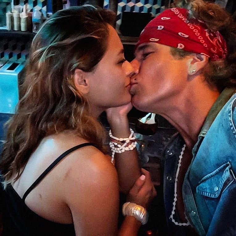 Actualmente, Fernando Carrillo mantiene una relación con
<b>María Gabriela Rodríguez</b>, con quien anunció en mayo pasado que
<b><a href="https://www.univision.com/famosos/fernando-carrillo-se-casa-el-actor-se-comprometio-con-su-novia-30-anos-menor-que-el-fotos">se casaría</a>. </b>
<br>