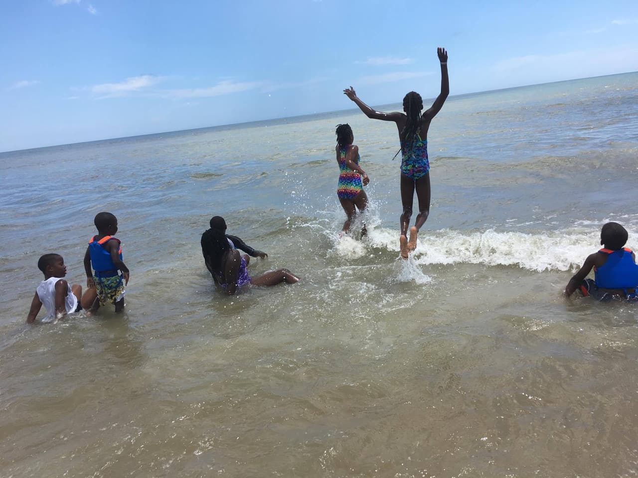 Para esta pareja, la mayor satisfacción es ver a sus hijos cada día felices. Y para los ciudadanos que quieran ayudar a niños como ellos, la madre, Sofia Olds, recuerda, que aunque no se sientan preparados para adoptar, hay otras muchas maneras de hacerlo: "Desde albergar temporalmente a niños, hacer de voluntario, donar, ofrecer tu tiempo o tus servicios, tu dinero, tus conocimientos… Cualquier cosa, simplemente tienes que empezar por algún lado para ayudar", le dijo a Univision Noticias.