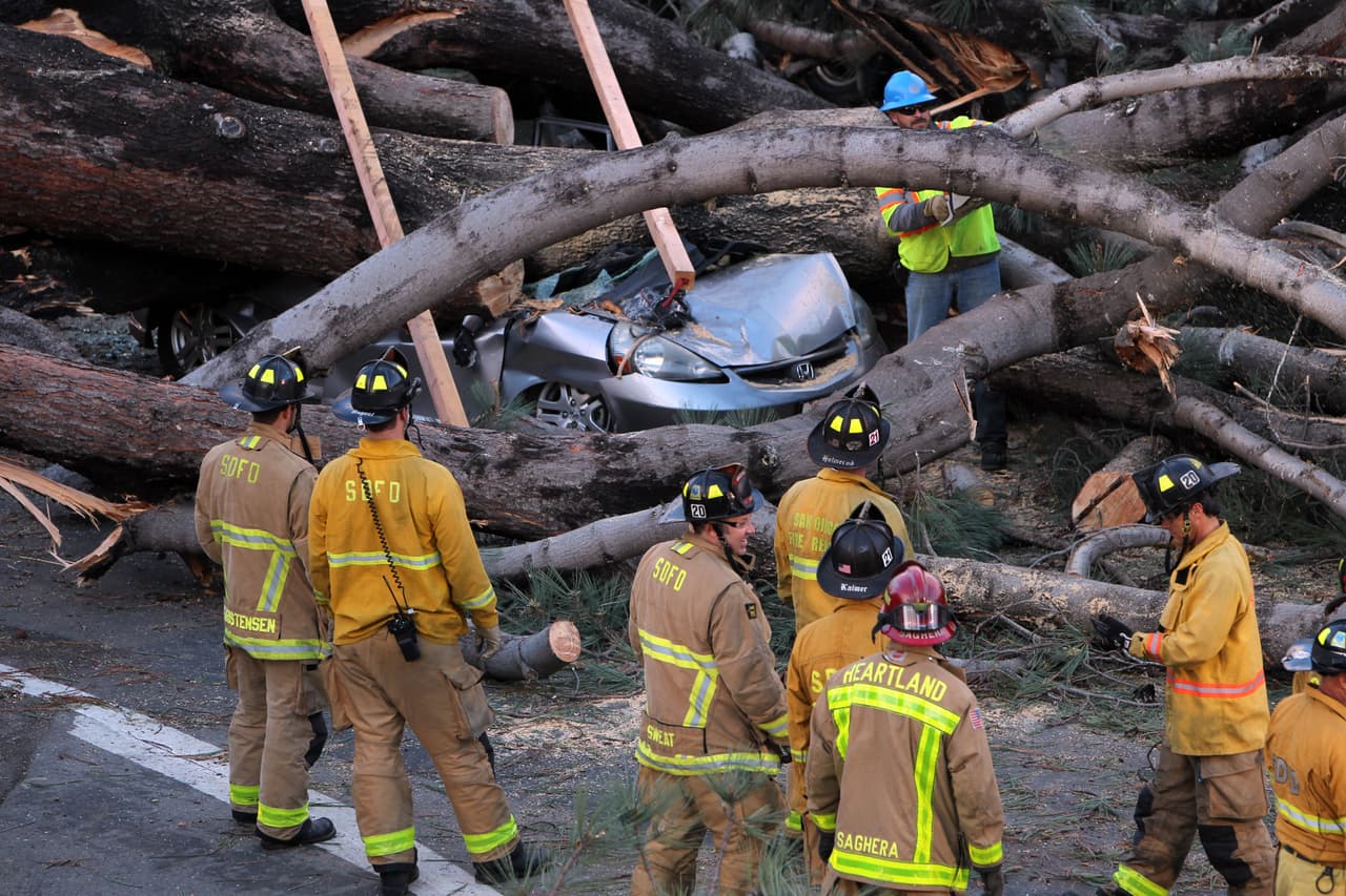 El fuerte viento y la lluvia dejan un muerto y miles sin luz en el sur de California