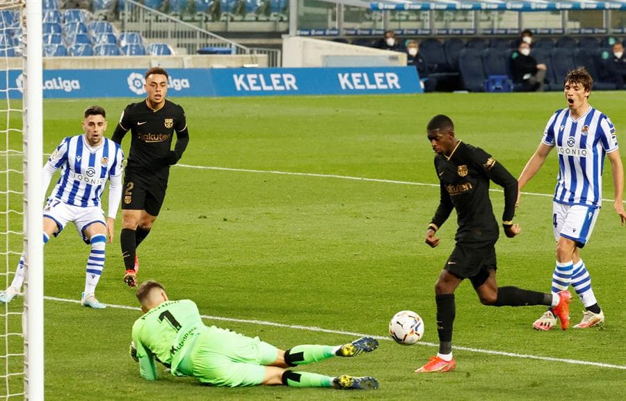 Barcelona propina goliza a la Real Sociedad con un marcador de 6-1. Griezmann abrió el marcador para los culés, seguido de Sergiño Dest, quien se lució con doblete al igual que Leo Messi y Dembelé cerró con broche de oro al minuto 71. El único tanto de los blanquiazules fue por parte de Ander Barrenetxea al minuto 77 en la J28 de LaLiga.