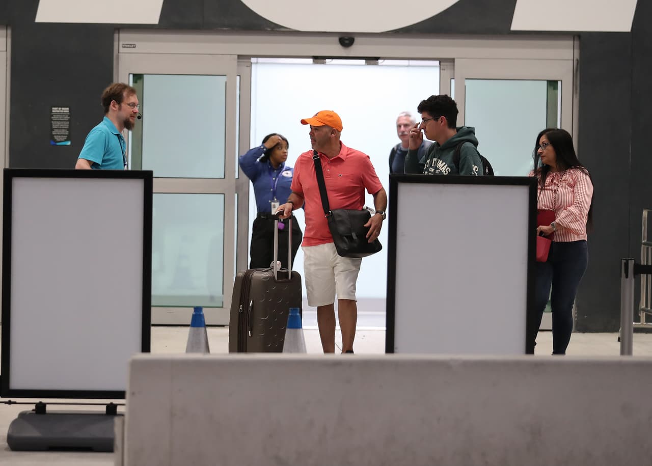 La compañía informó que requerirá a todos sus pasajeros adultos que estén vacunados contra el coronavirus.
<br>