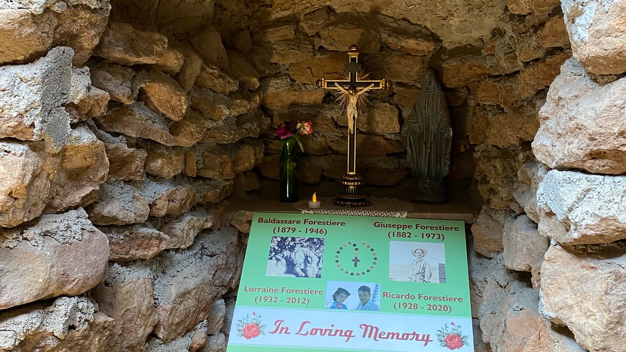 También construyó una pequeña capilla. En el sitio se puede leer los nombres de
<b>quienes continuaron con la obra de Forestiere,</b> (su hermano y dos sobrinos). Ellos se encargaron de dar a conocer su legado mediante el museo Forestiere Underground Gardens.