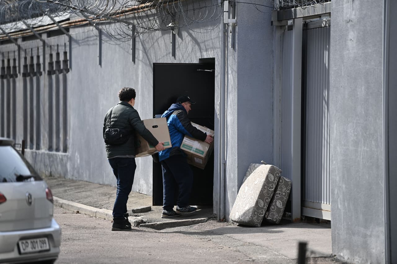 El Ministerio de Relaciones Exteriores de Moscú, Sergey Lavrov, anunció el 23 de febrero de 2022 que evacuaría pronto a los diplomáticos del país, diciendo que esto era para "proteger sus vidas".