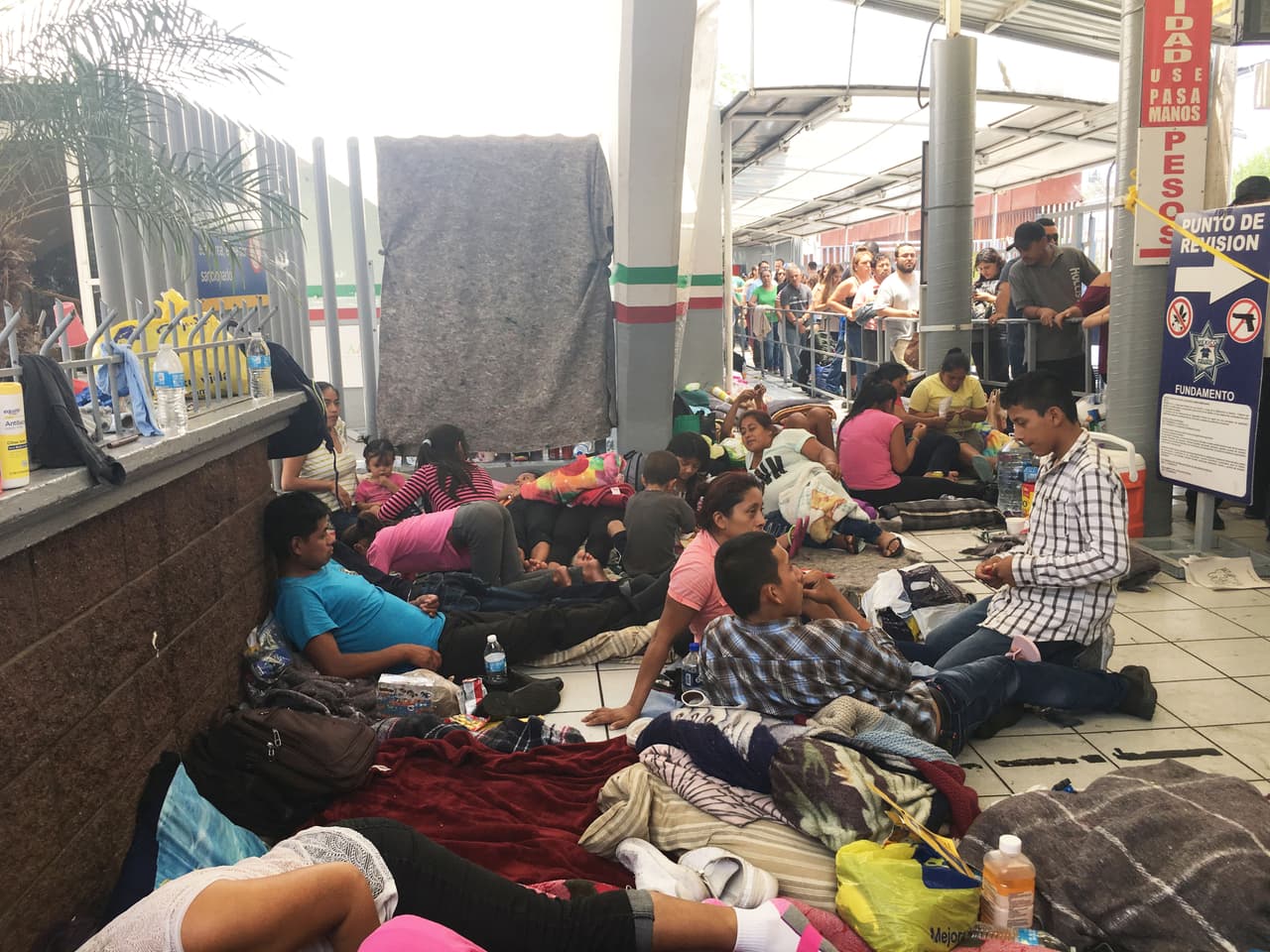 Más de cien personas han llegado desde abril a la garita DeConcinni en la frontera de México y Arizona para pedir asilo.
