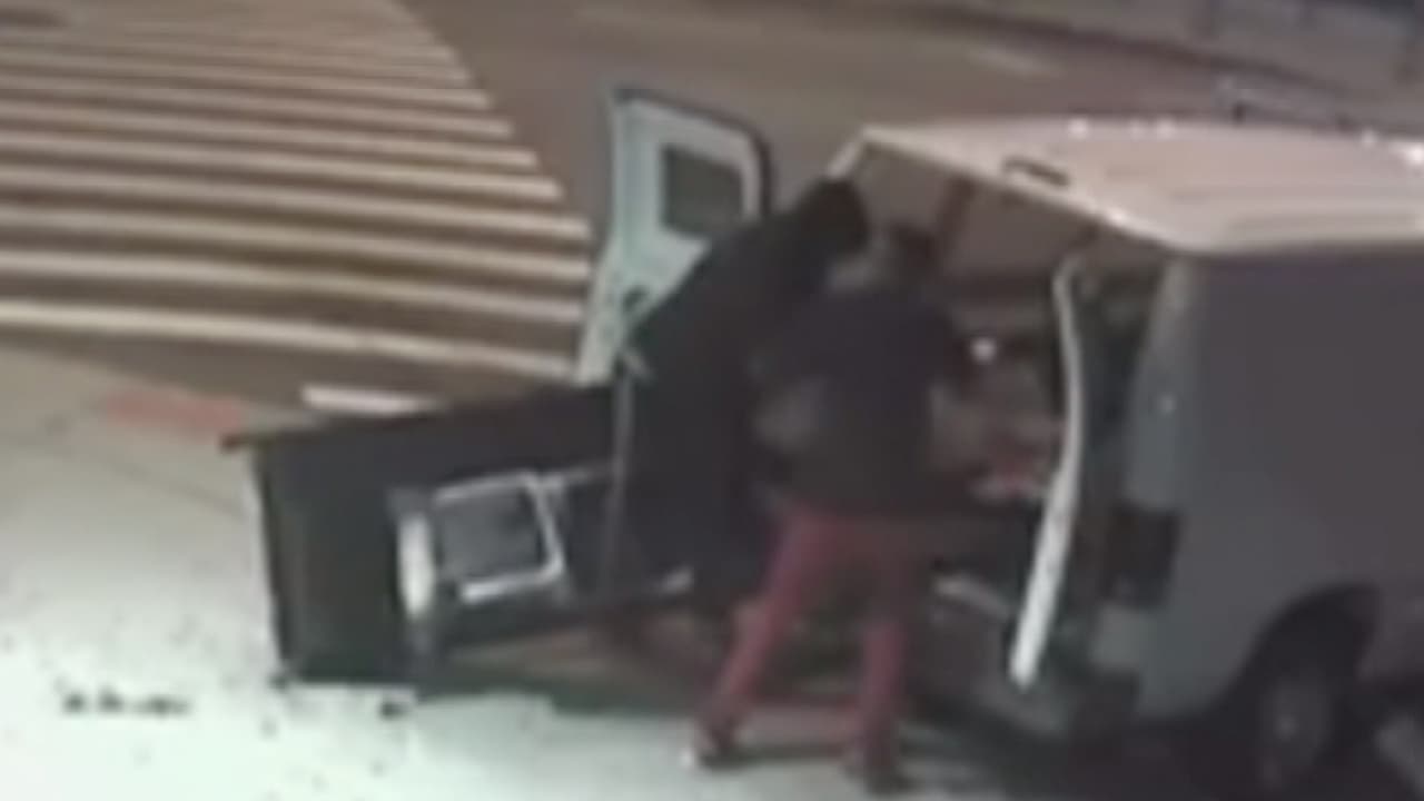Cámara capta a dos hombres que arrancan el cajero automático de bodega en Manhattan