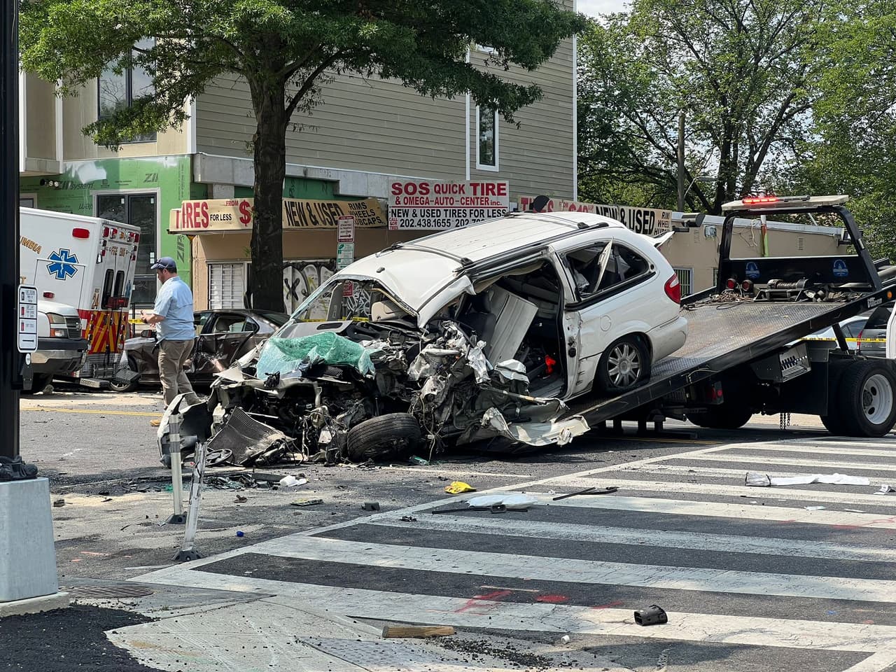 Las imágenes muestran que la miniván blanca, que iba en dirección opuesta, da vuelta y se estrella contra el costado de la ambulancia.