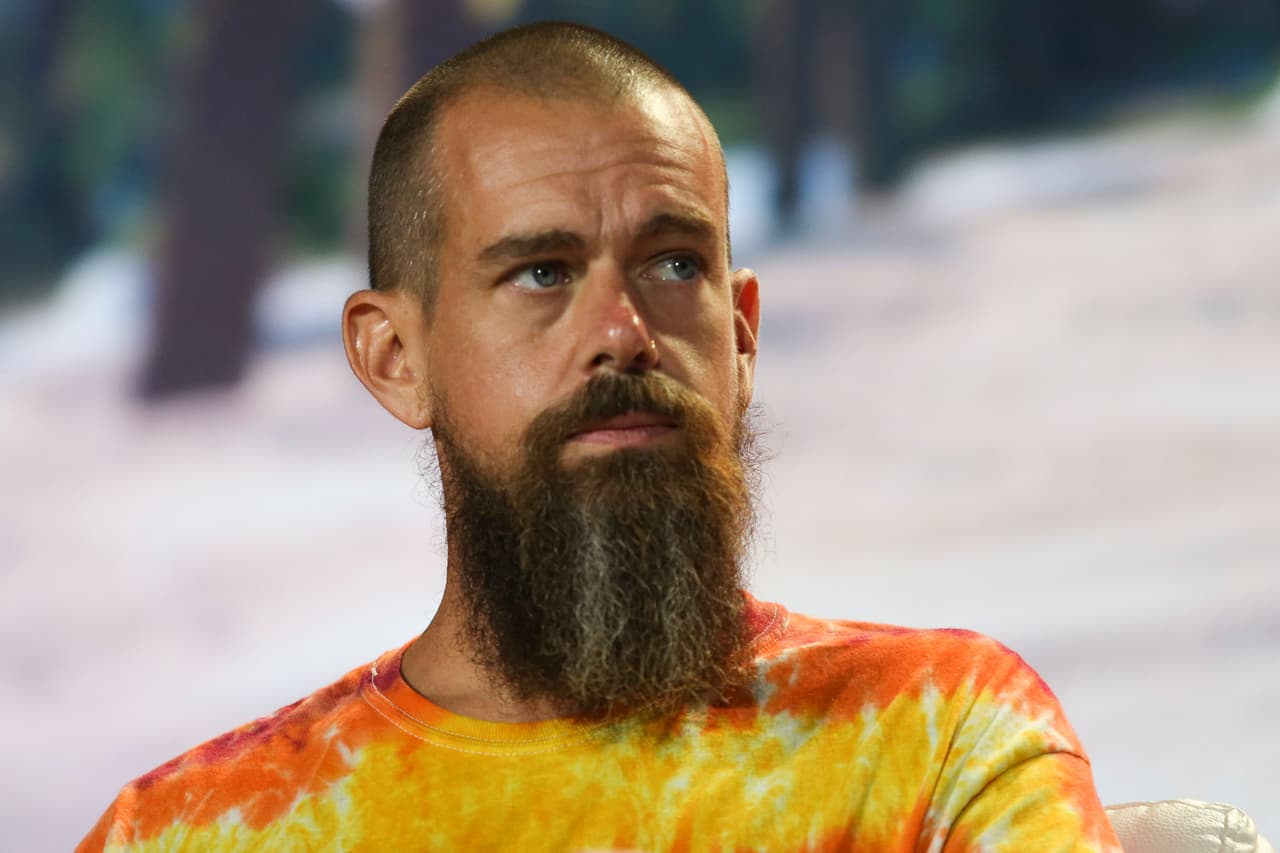<b>Jack Dorsey (fundador de Twitter)</b>
<br>
<br>Patrimonio neto: 1,300 millones de dólares.
<br>
<br>Primer empleo: ingeniero de software.
<br>
<br>Dorsey nació en St. Louis, Missouri en 1976. Desde niño se interesó por las computadoras y comenzó a programar cuando aún era estudiante de secundaria.
<a href="https://www.biography.com/business-figure/jack-dorsey"><u>Cuando tenía 15 años desarrolló un software de despacho</u></a> que fue usado por algunas compañías de taxis durante décadas.